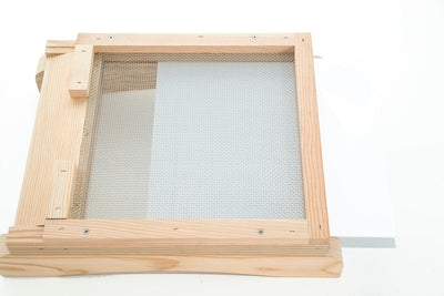 Warre screened bottom board with removable insert